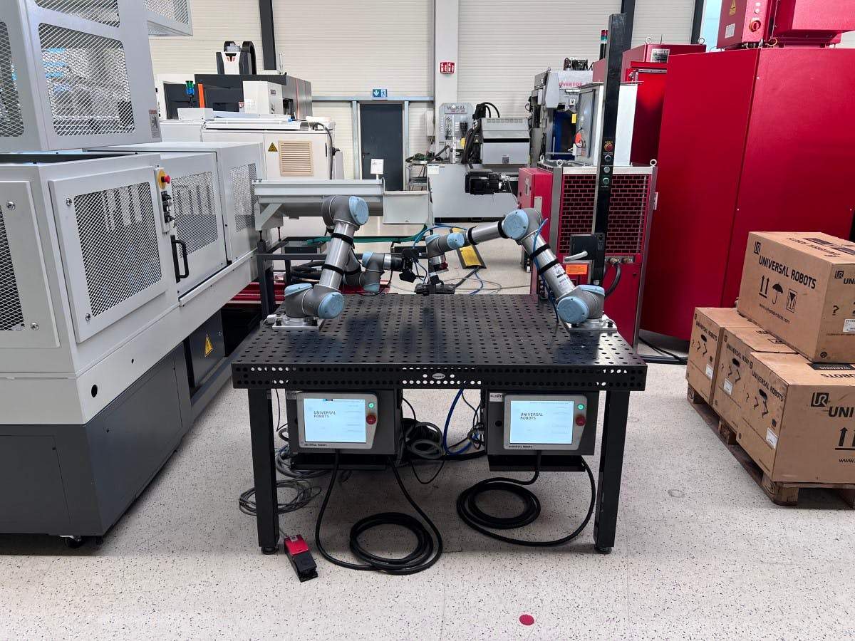 Universal Robots Roboterzelle mit 2x UR5 Roboterzelle 2018